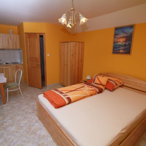 Apartman s manželskou postelí s 1 ložnicí s výhledem do dvora přízemní (s možností přistýlky)