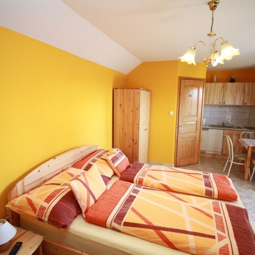 Apartman s manželskou postelí s 1 ložnicí s výhledem do dvora přízemní (s možností přistýlky)