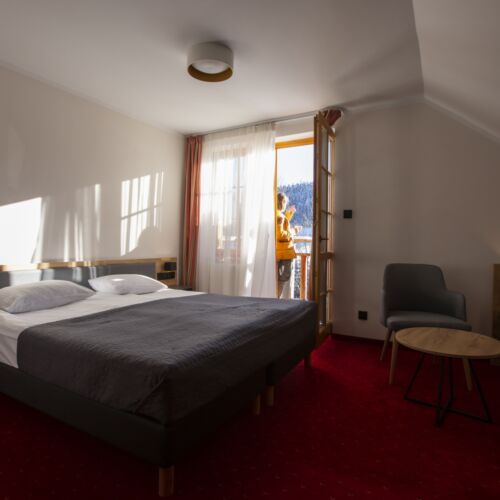 Dreibettzimmer mit Balkon und Aussicht auf die Berge