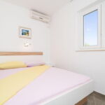 Izba s klimatizáciou s manželskou posteľou na poschodí