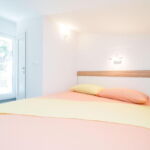 Pokoj s klimatizací s manželskou postelí na poschodí
