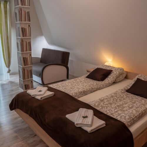 Camera tripla la mansardă cu aer condiționat