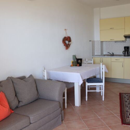 Apartament cu vedere parțială spre mare b cu 1 camera pentru 2 pers.