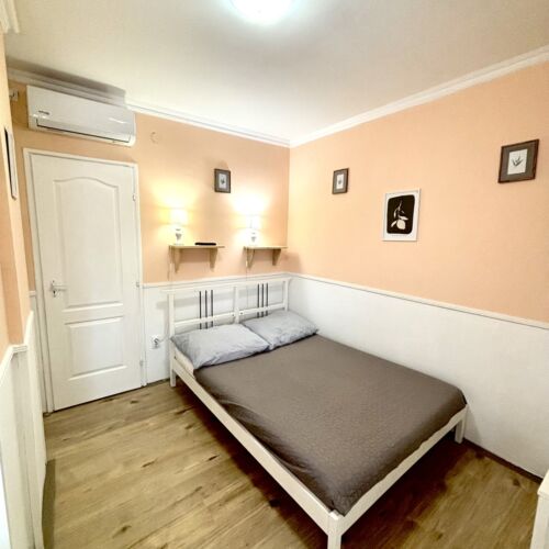 Camera dubla la etaj cu vedere spre curte