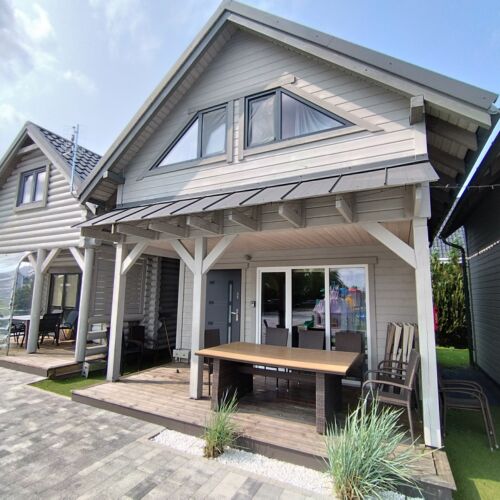 Casa de vara cu grup sanitar cu terasa pentru 9 pers. (se inchirieaza doar integral)