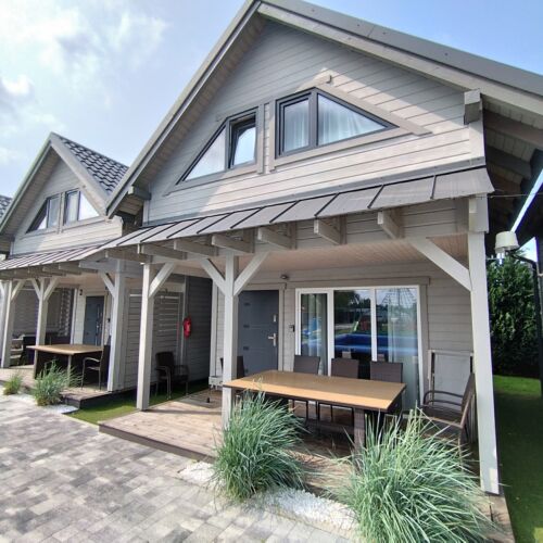 Casa de vara cu grup sanitar cu terasa pentru 9 pers. (se inchirieaza doar integral)