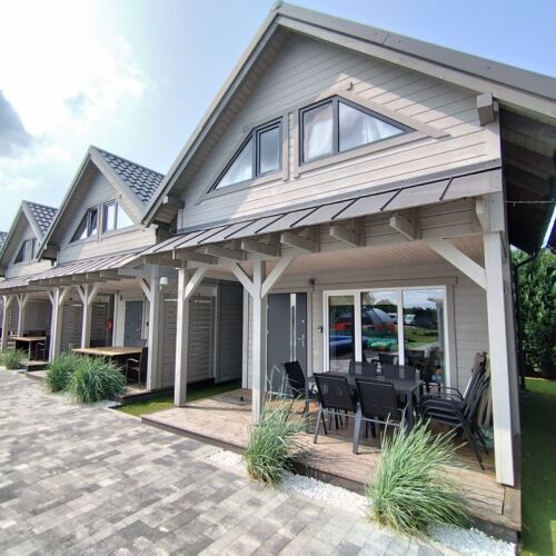 Casa de vara cu grup sanitar cu terasa pentru 8 pers. (se inchirieaza doar integral)