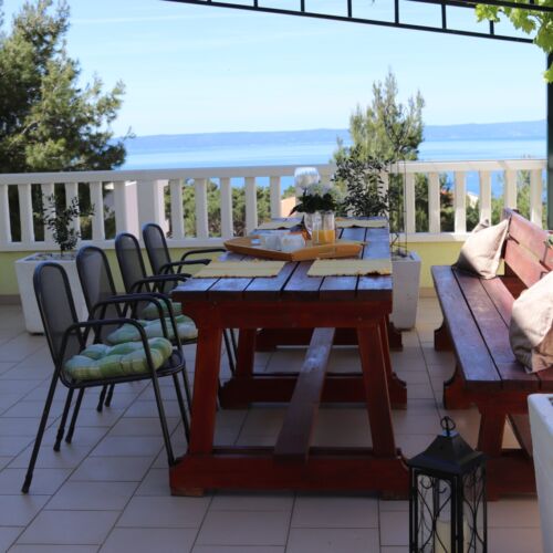 Apartament cu vedere parțială spre mare c cu 2 camere pentru 4 pers.