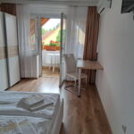 Upstairs Gold 4-Room Apartment for 8 Persons