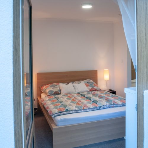 Pokoj s klimatizací s manželskou postelí na poschodí