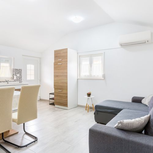 Rekreační dům (jako celek) s klimatizací s terasou s manželskou postelí (s možností přistýlky)