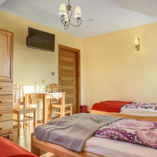 Camera tripla cu baie comuna