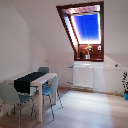 Apartament 3-osobowy na poddaszu z własną kuchnią z 1 pomieszczeniem sypialnianym