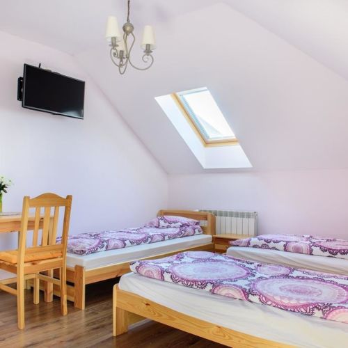 Camera cvadrupla cu grup sanitar cu vedere spre gradina