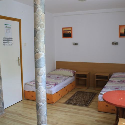 Camera tripla la etaj