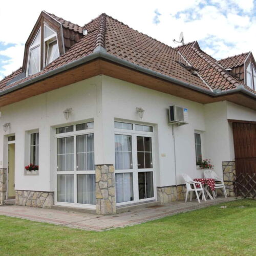 Camera dubla la parter cu vedere spre curte