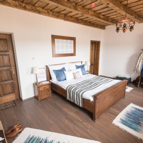 Yard View Double Room ensuite (extra beds available)
