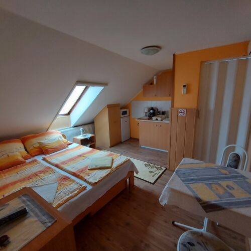 Apartman s klimatizací s manželskou postelí s 1 ložnicí v podkroví