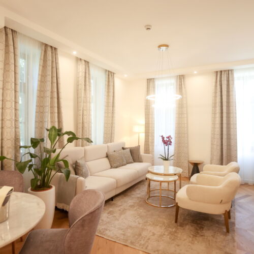 Suita deluxe cu vedere spre curte cu 2 camere pentru 4 pers.