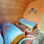 Apartman pro 4 os. se 2 ložnicemi s výhledem na les v podkroví (s možností přistýlky)