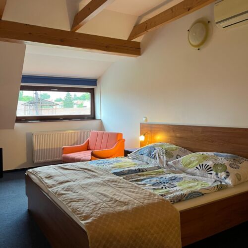 Pokoj se sprchou s manželskou postelí na poschodí (s možností přistýlky)