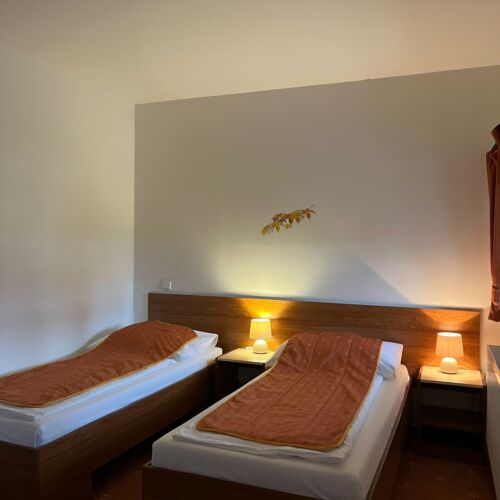 Pokoj se sprchou pro 2 os. na poschodí