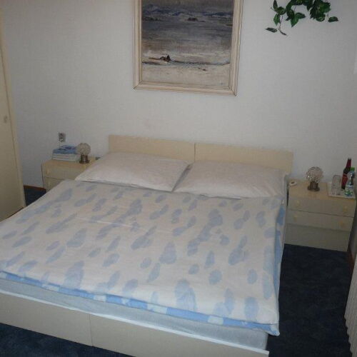 Pokoj se společnou kuchyňkou s privátní koupelnou mimo pokoj pro 4 os.