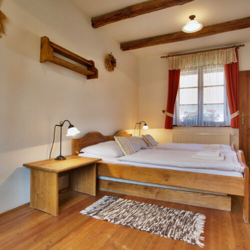 Pokój 2-osobowy na parterze z łazienką (możliwa dostawka)