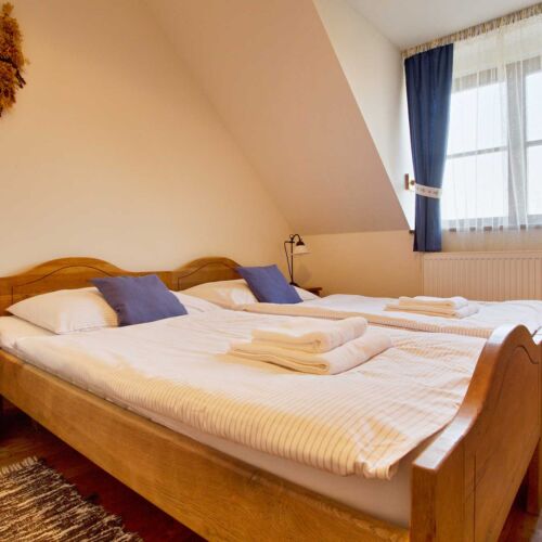 Pokój 3-osobowy na piętrze z łazienką (możliwa dostawka)