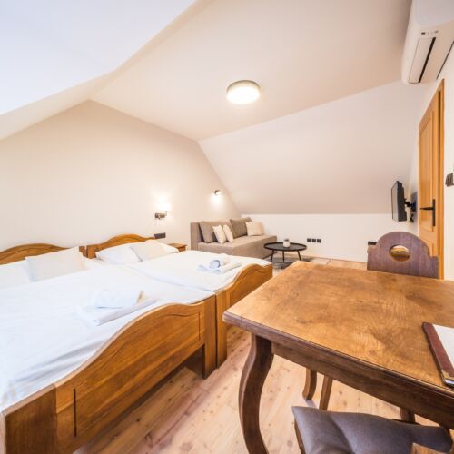 Pokój 2-osobowy na piętrze z klimatyzacją (możliwa dostawka)