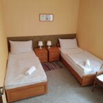 Zweibettzimmer mit Dusche