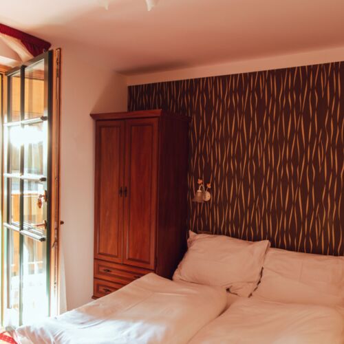 Pokoj s klimatizací se sprchou s manželskou postelí