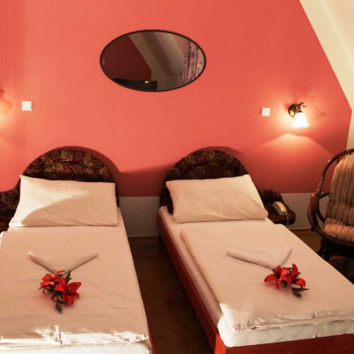 Camera cvadrupla cu duș