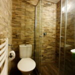 Camera cu duș cu chicinetă comună pentru 7 pers.