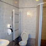 Zuhanyzós kétágyas szoba (pótágyazható)
