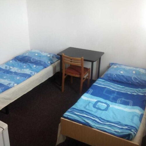 Camera twin cu chicinetă comună cu baie comună