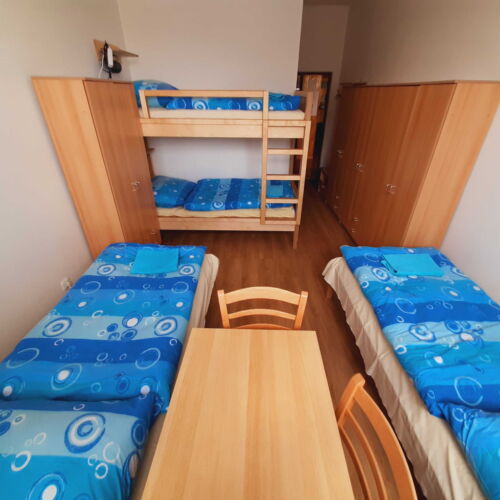 Camera cvadrupla cu duș cu chicinetă comună