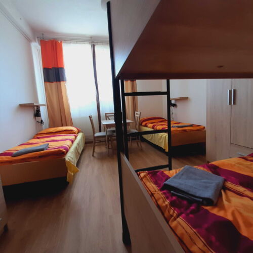 Camera cvadrupla cu duș cu chicinetă comună