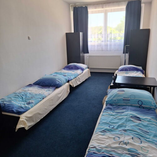 Camera cvadrupla cu chicinetă comună cu baie comună