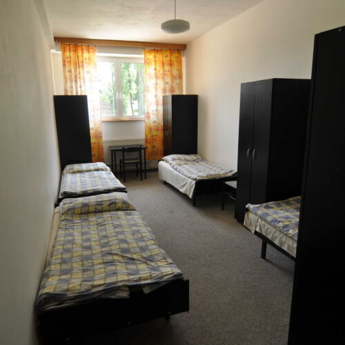 Camera cvadrupla cu chicinetă comună cu baie comună