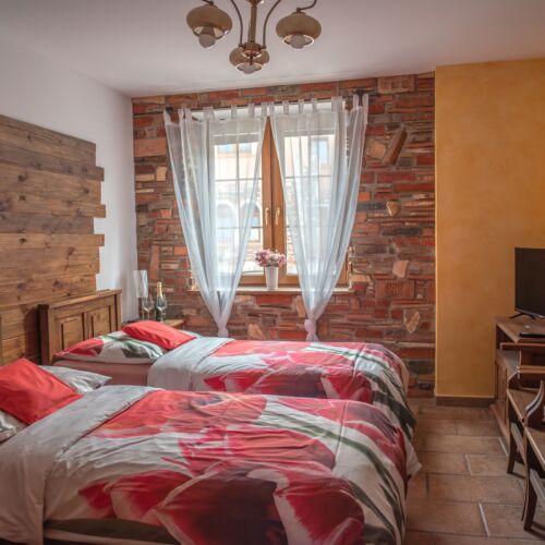 Pokoj se sprchou s vlastní kuchyňkou s manželskou postelí