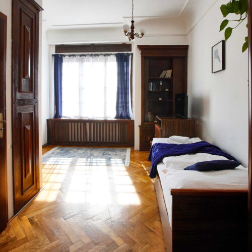 Zuhanyzós egyágyas szoba