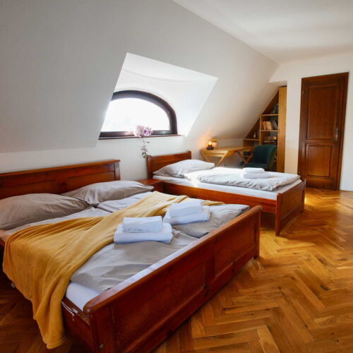 Zuhanyzós háromágyas szoba