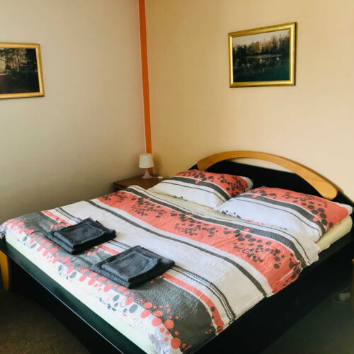 Pokoj s vanou  s manželskou postelí (s možností přistýlky)