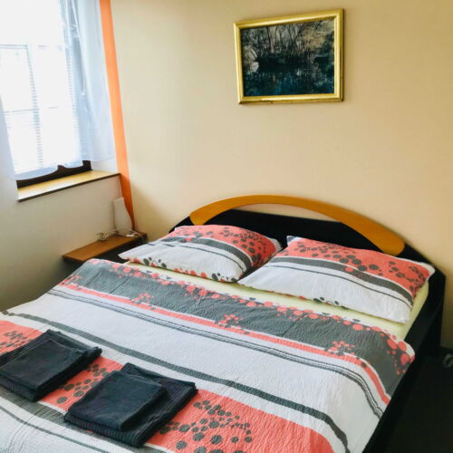 Pokoj s vanou  s manželskou postelí