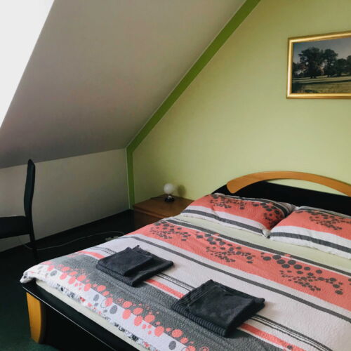 Pokoj s manželskou postelí