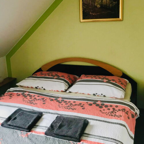 Pokoj s manželskou postelí