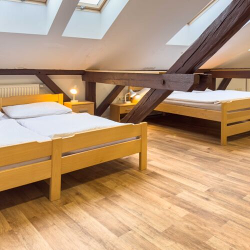 Pokoj se společnou koupelnou  pro 5 os.