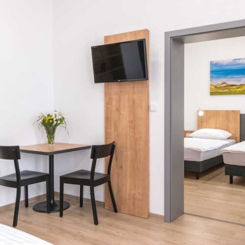 Pokoj se společnou koupelnou  pro 4 os.