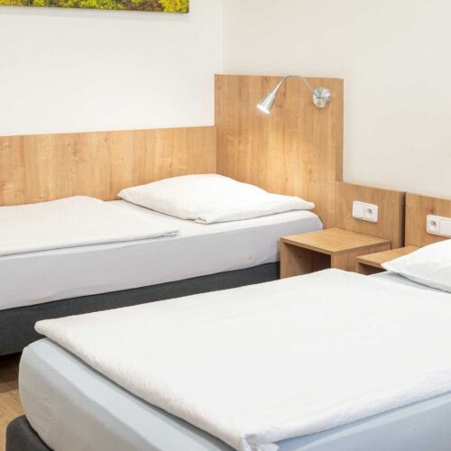 Pokoj se společnou koupelnou  pro 3 os.